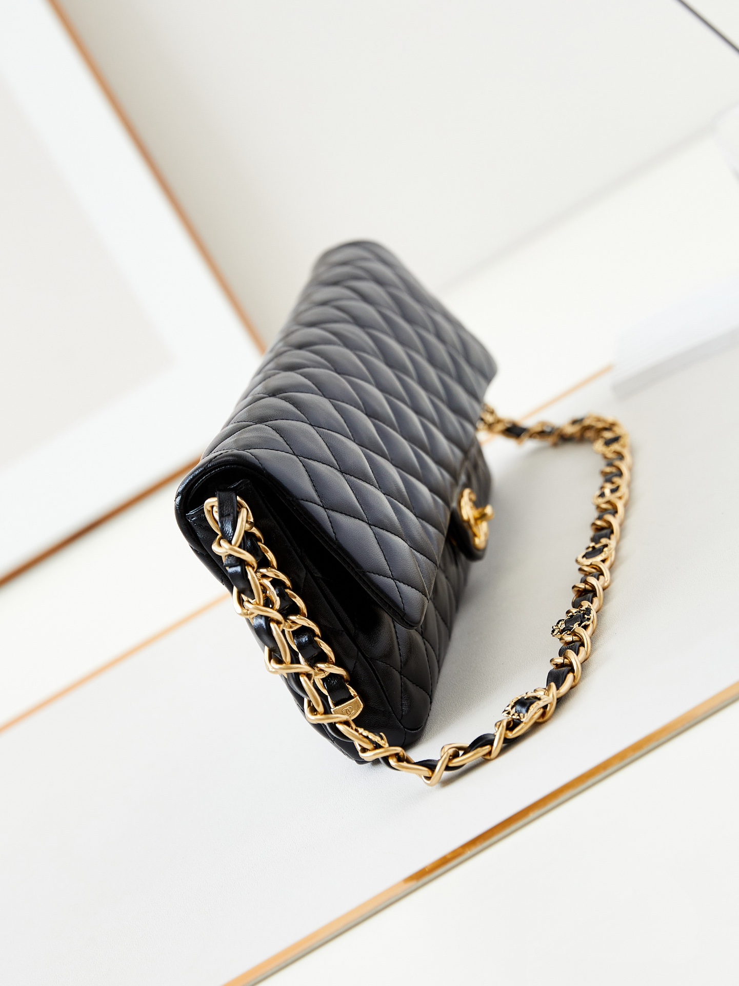 [TOP] CHANEL Maxi Clutch Bag Lambskin Leather 38 × 18 × 4 cm - Black
