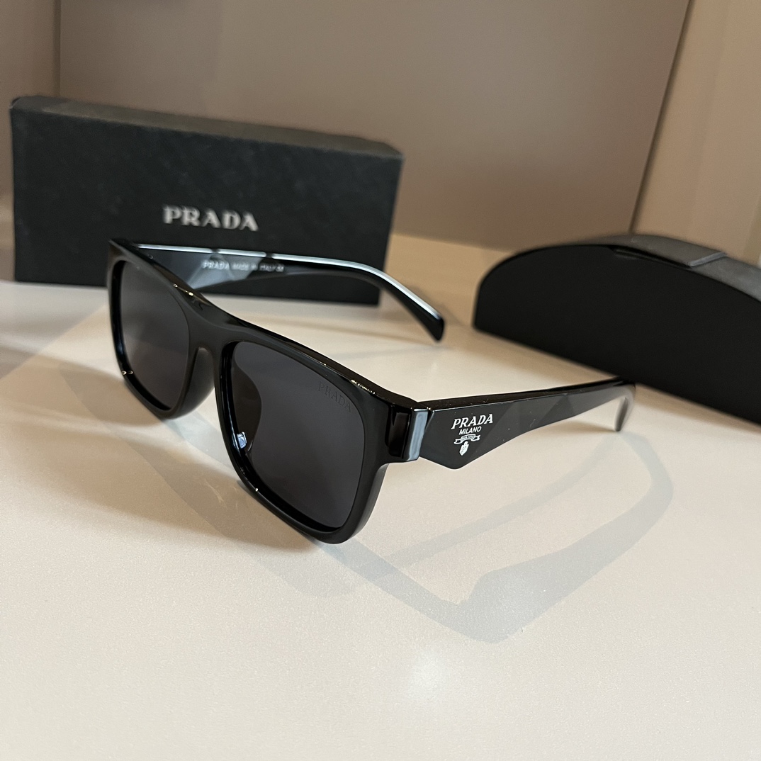 [TOP] PRADA Sunglasses - Black