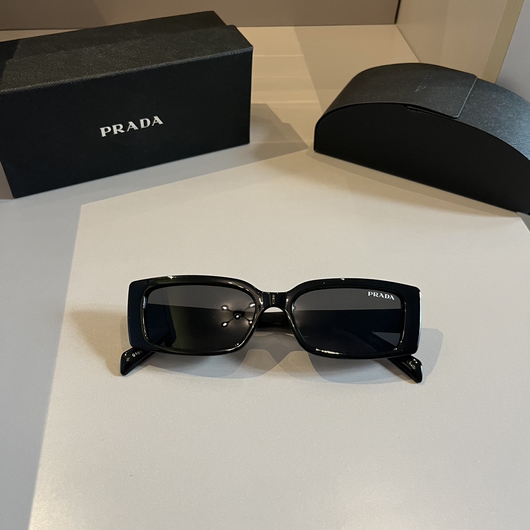 [TOP] PRADA Sunglasses - Black