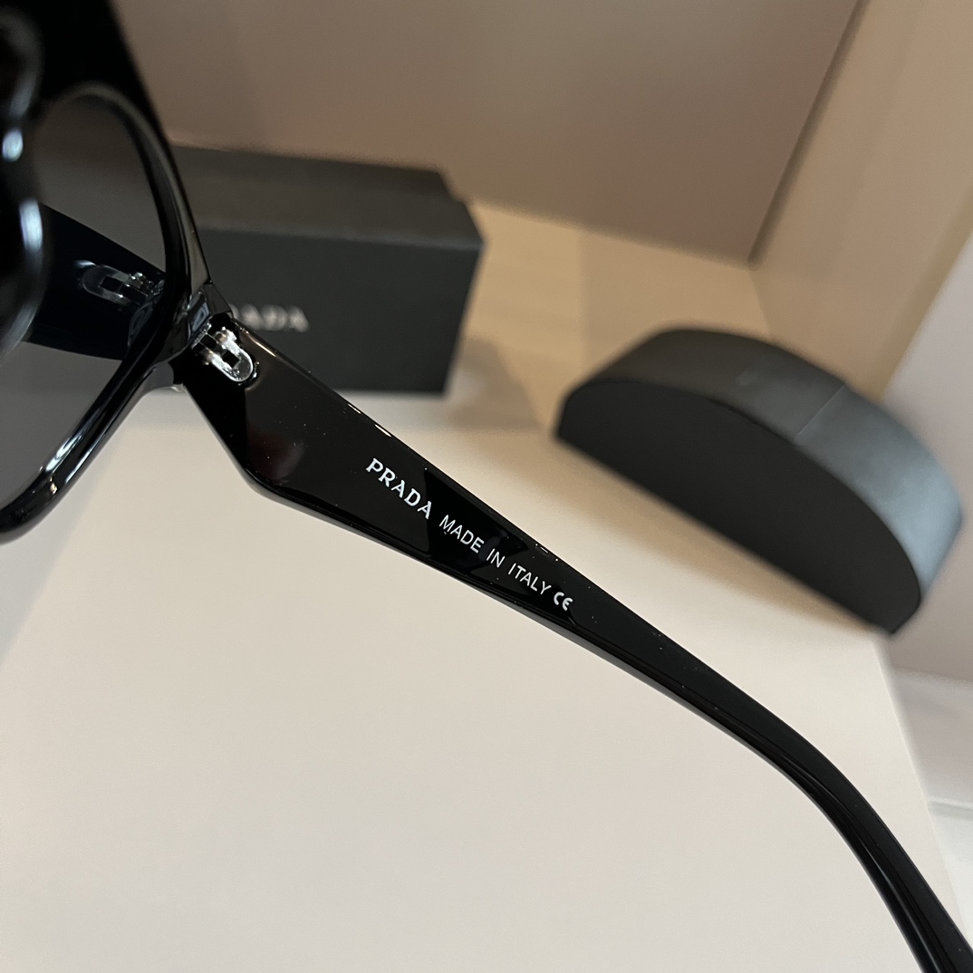 [TOP] PRADA Sunglasses - Black