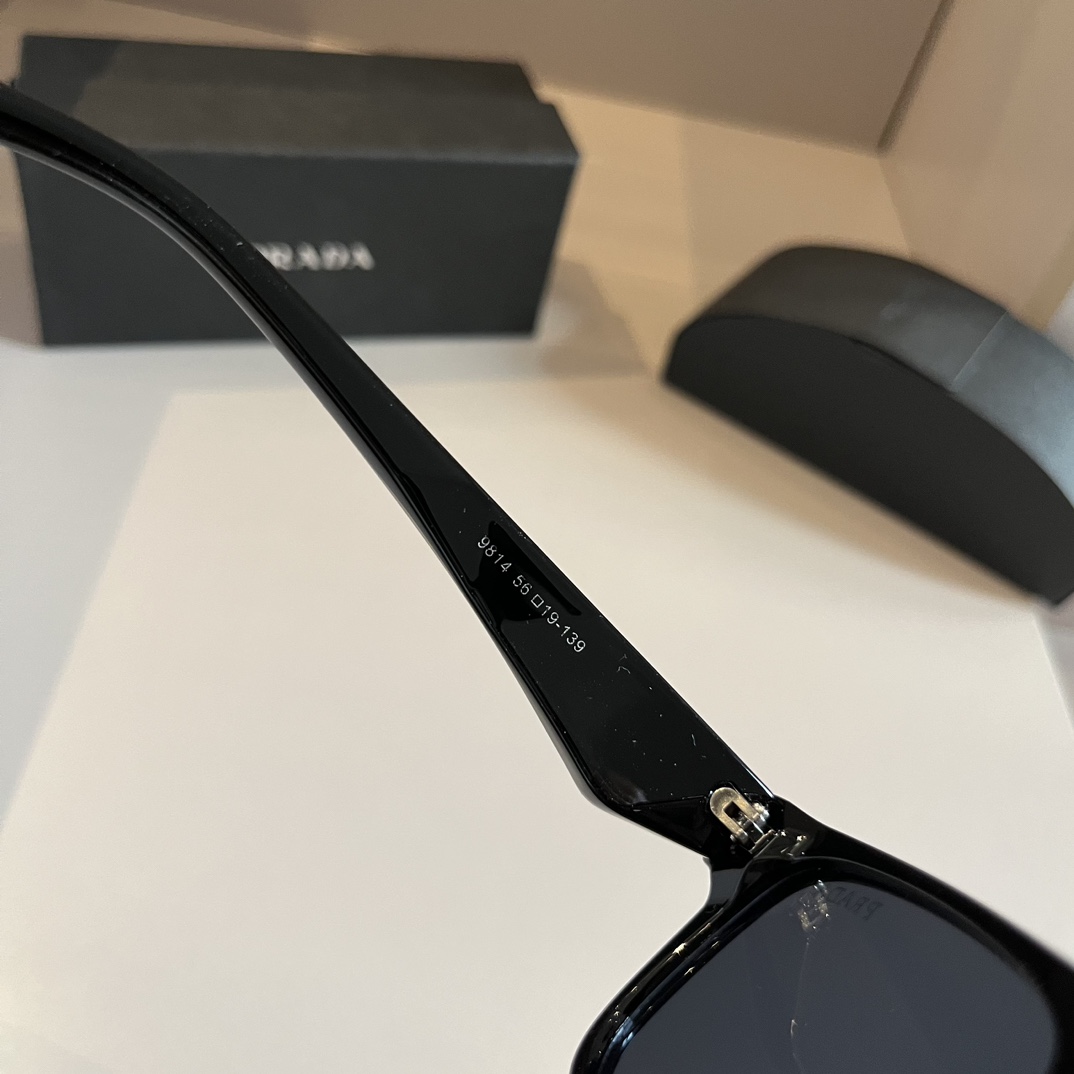 [TOP] PRADA Sunglasses - Black