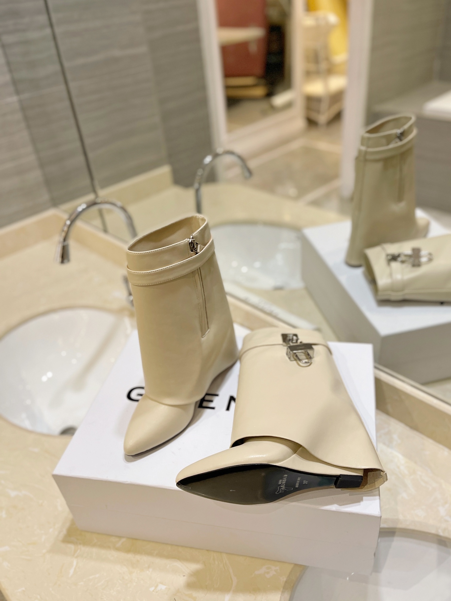 [TOP] GIVENCHY Solid Color Height Heel Short Boots - 9 Color