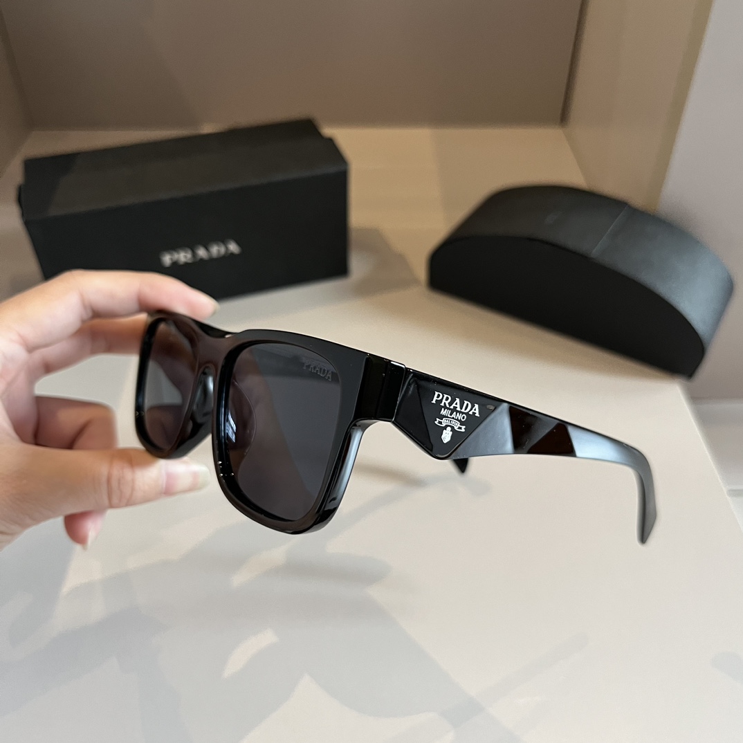 [TOP] PRADA Sunglasses - Black