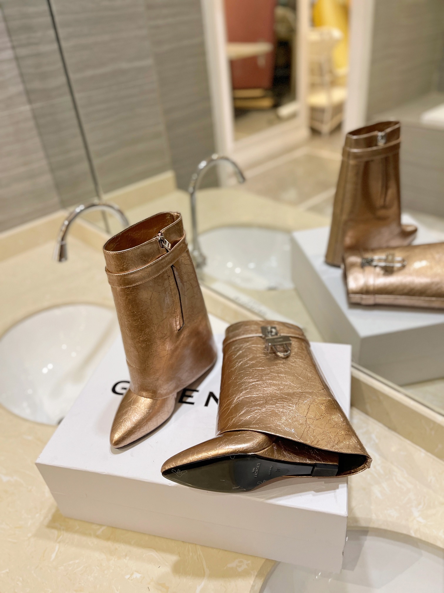 [TOP] GIVENCHY Wrinkled Leather Height Heel Short Boots - 4 Color