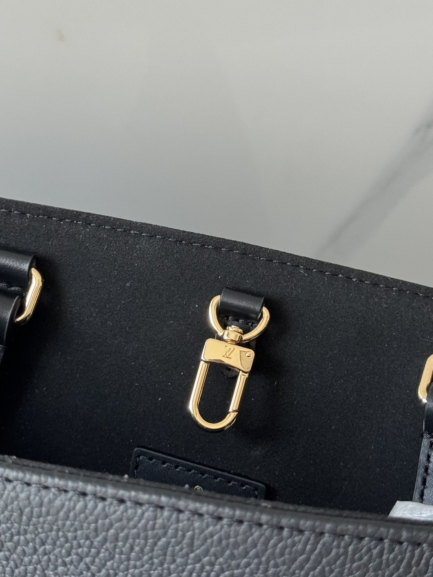 [TOP] Louis Vuitton LV On The Go MM Bag 35 x 27 x 14 cm- Black