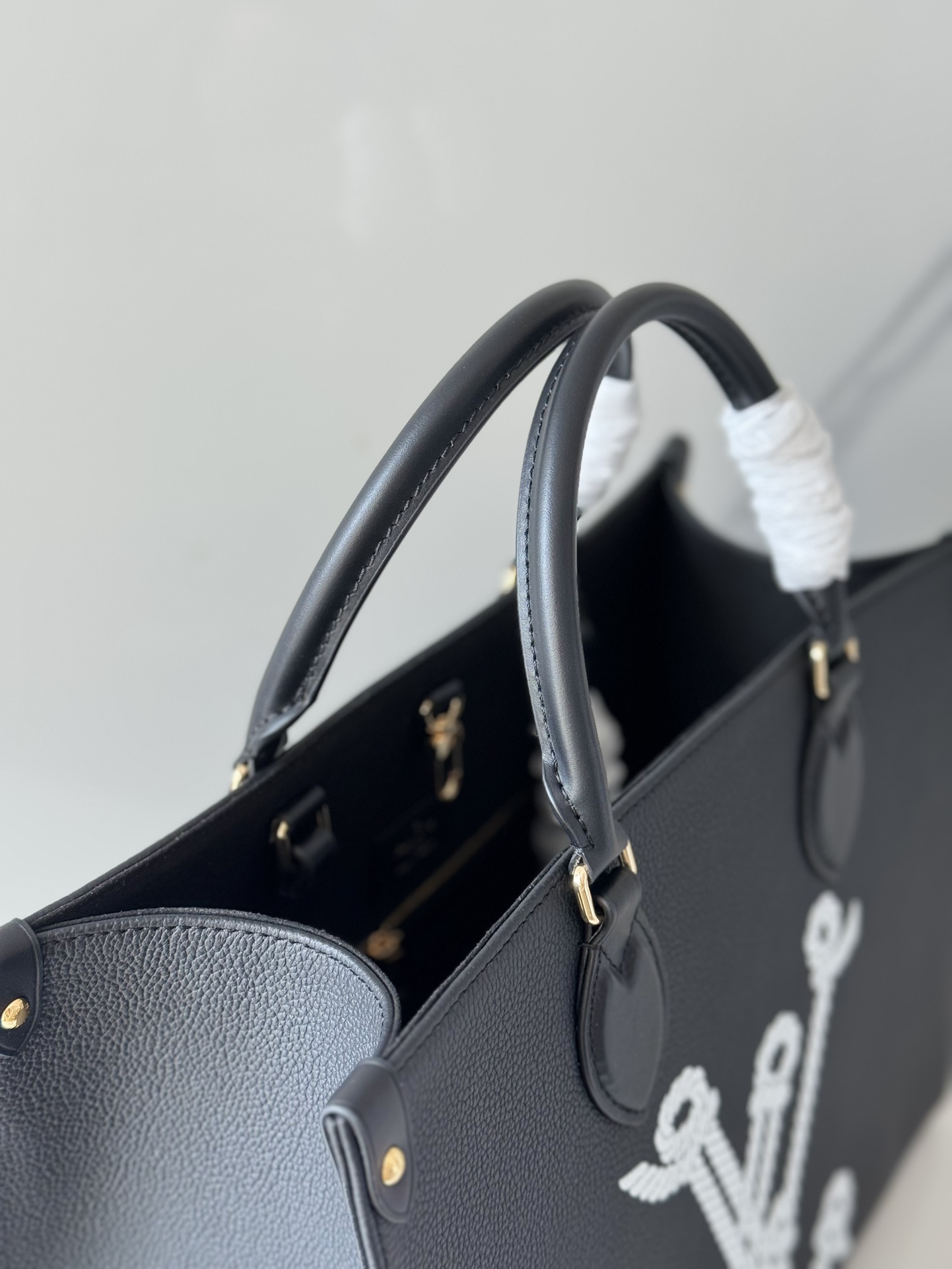 [TOP] Louis Vuitton LV On The Go MM Bag 35 x 27 x 14 cm- Black