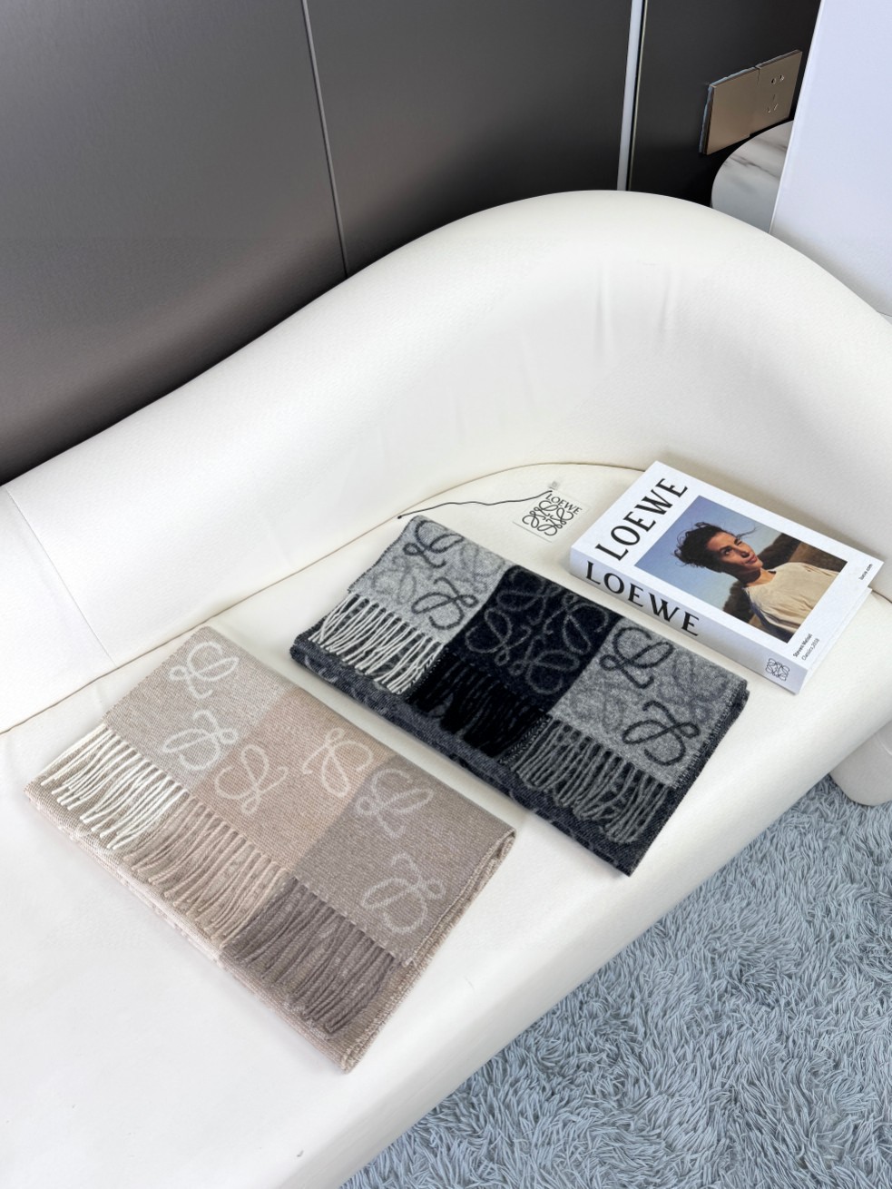 [TOP] LOEWE Two -Color Chessboard Long Towel - 2 Colors