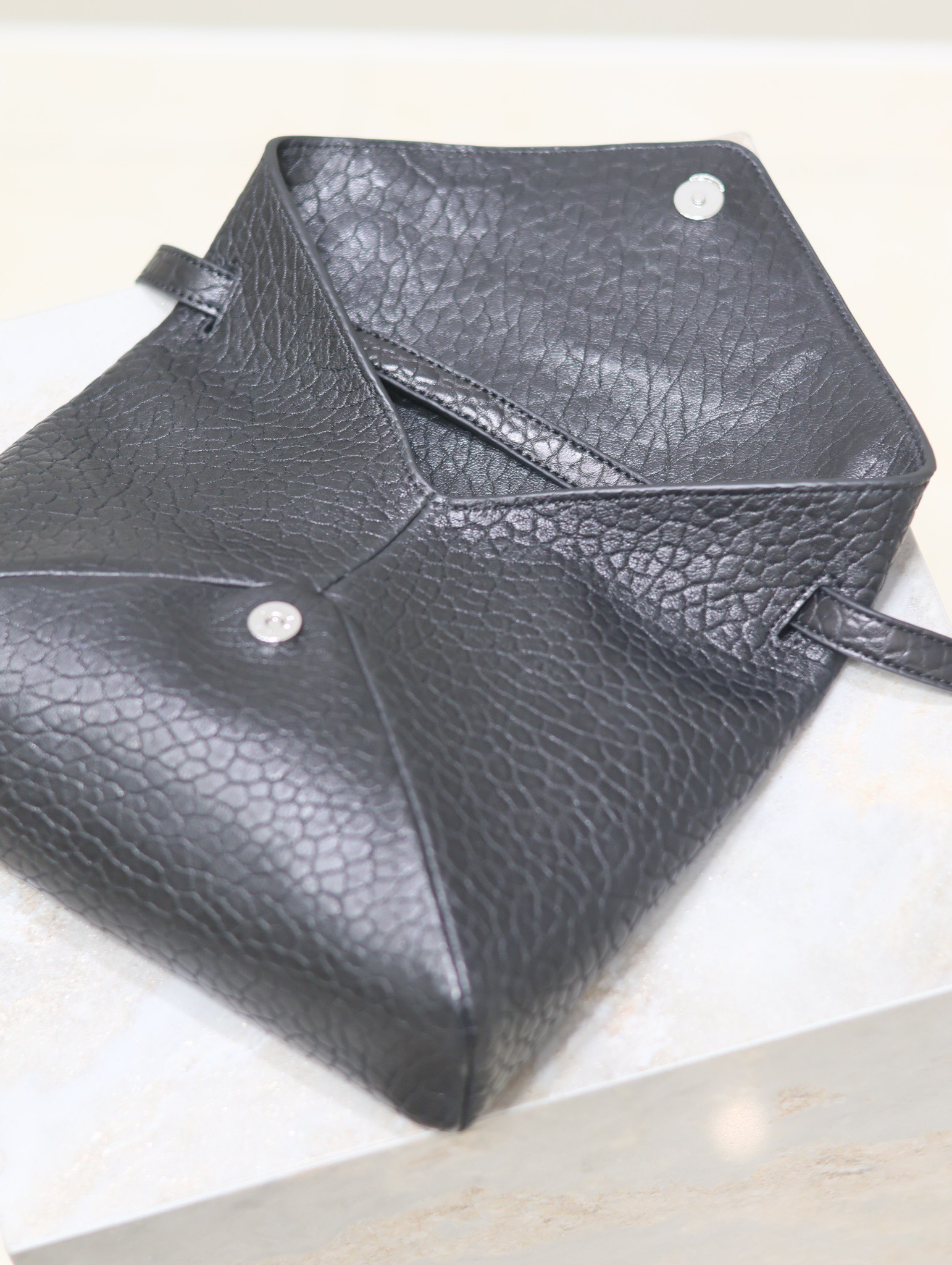 [TOP] Yves Saint Laurent YSL Cassandre Envelope Messenger Bag Lambskin 23×16.5×6cm - BLACK&SHW