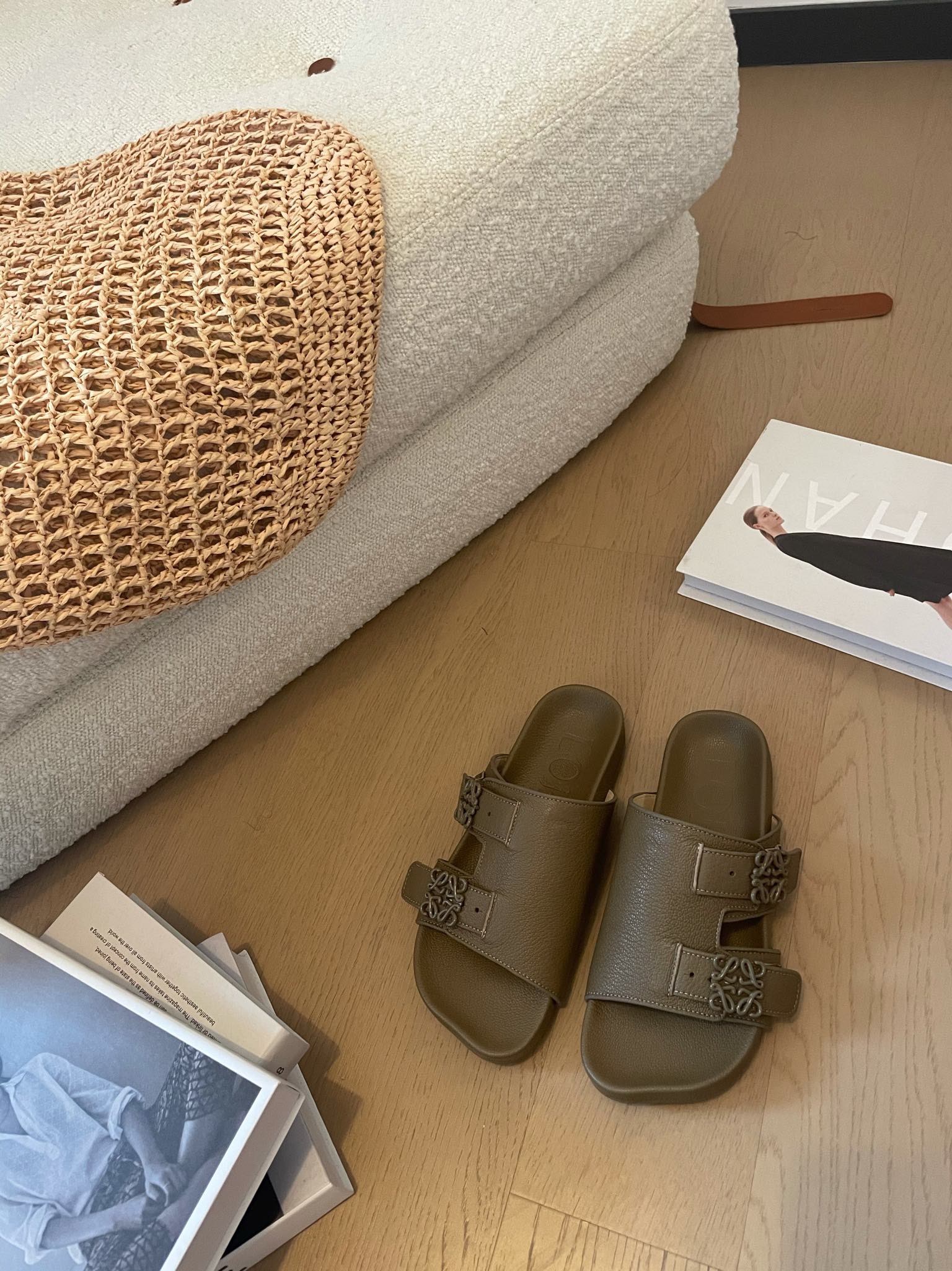 [TOP] LOEWE Slippers with Logo - 3 Color