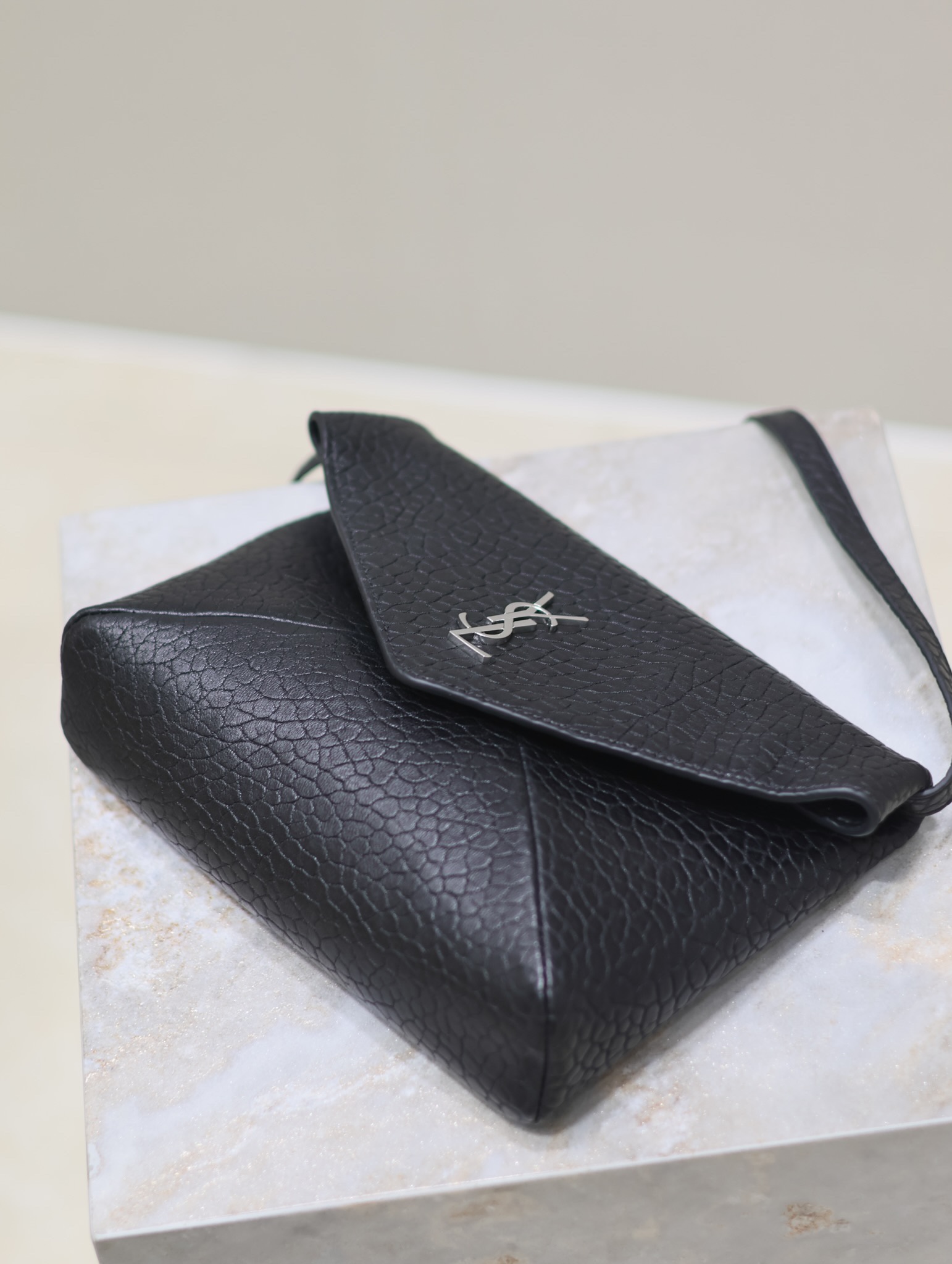 [TOP] Yves Saint Laurent YSL Cassandre Envelope Messenger Bag Lambskin 23×16.5×6cm - BLACK&SHW