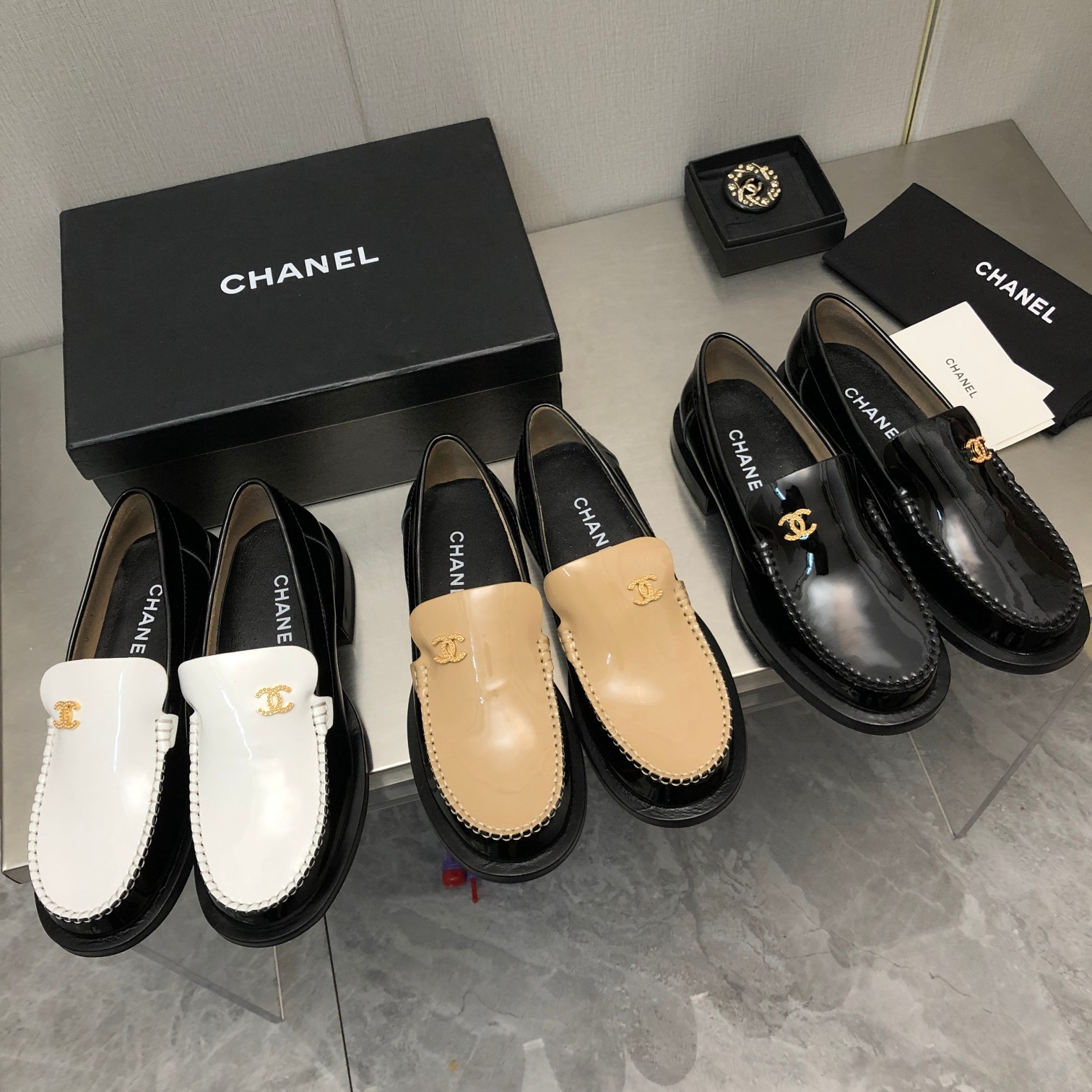 [TOP] CHANEL Loafers with Small CC Logo - 3 Color