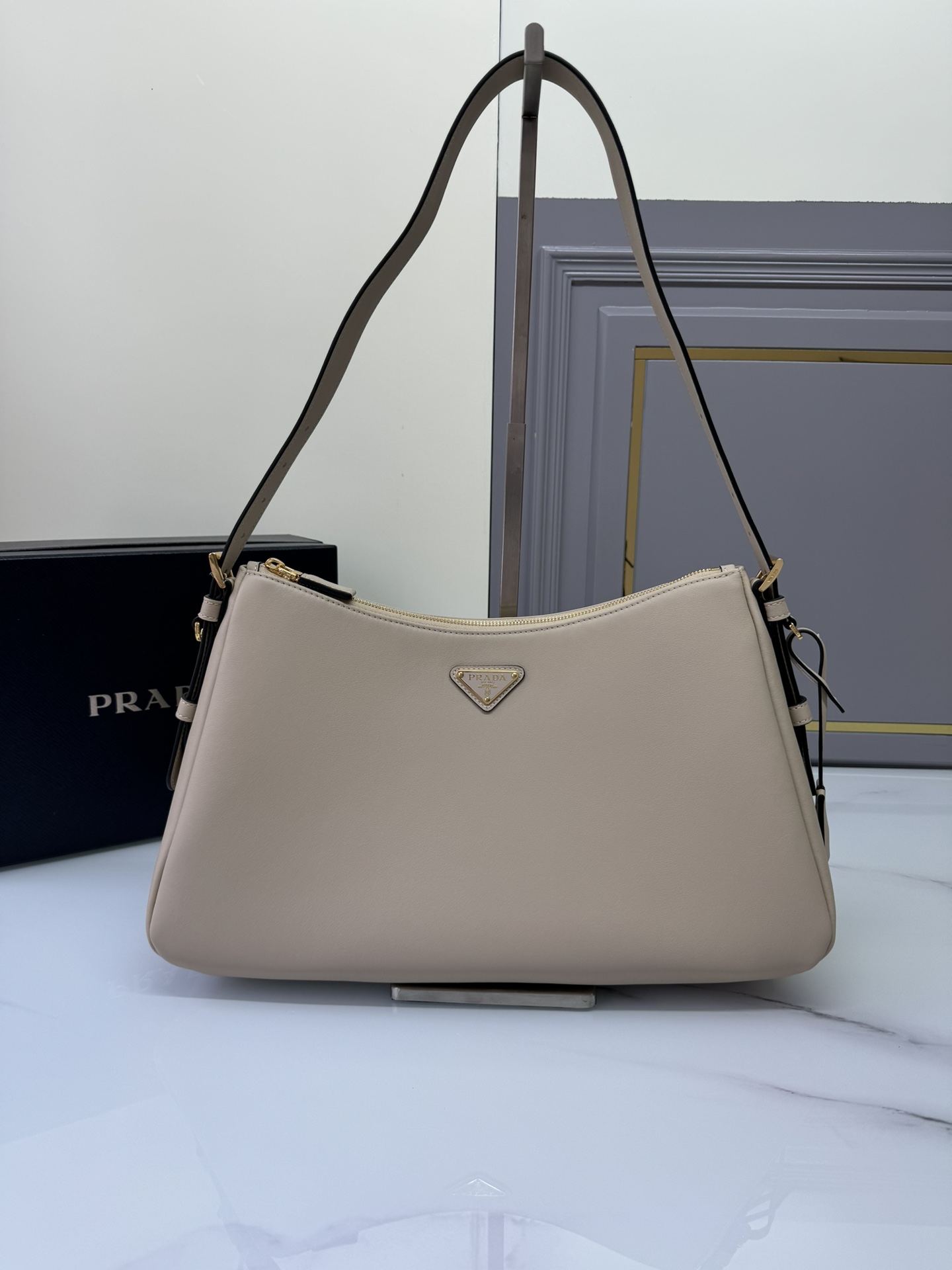 [TOP] PRADA Re-edition 2005 Saffiano Leather Hobo Bag 39 x 24 x 11.5 cm - 5 Colors