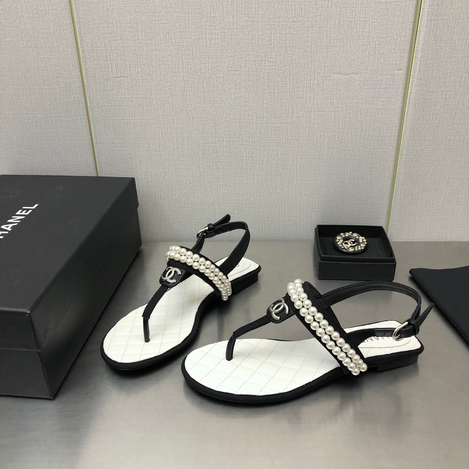 [TOP] CHANEL Flip Sandals with Pearl - 3 Color