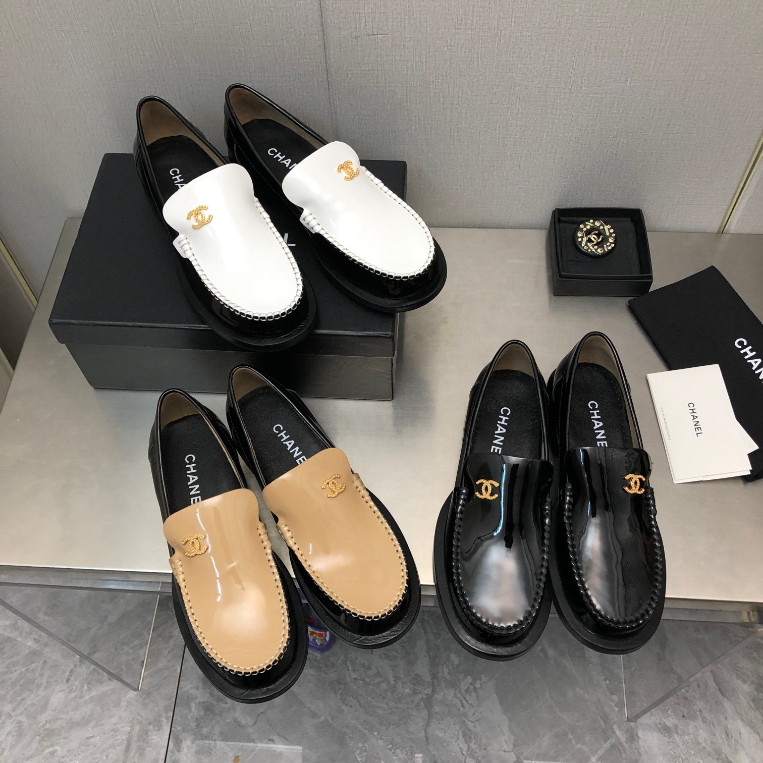 [TOP] CHANEL Loafers with Small CC Logo - 3 Color
