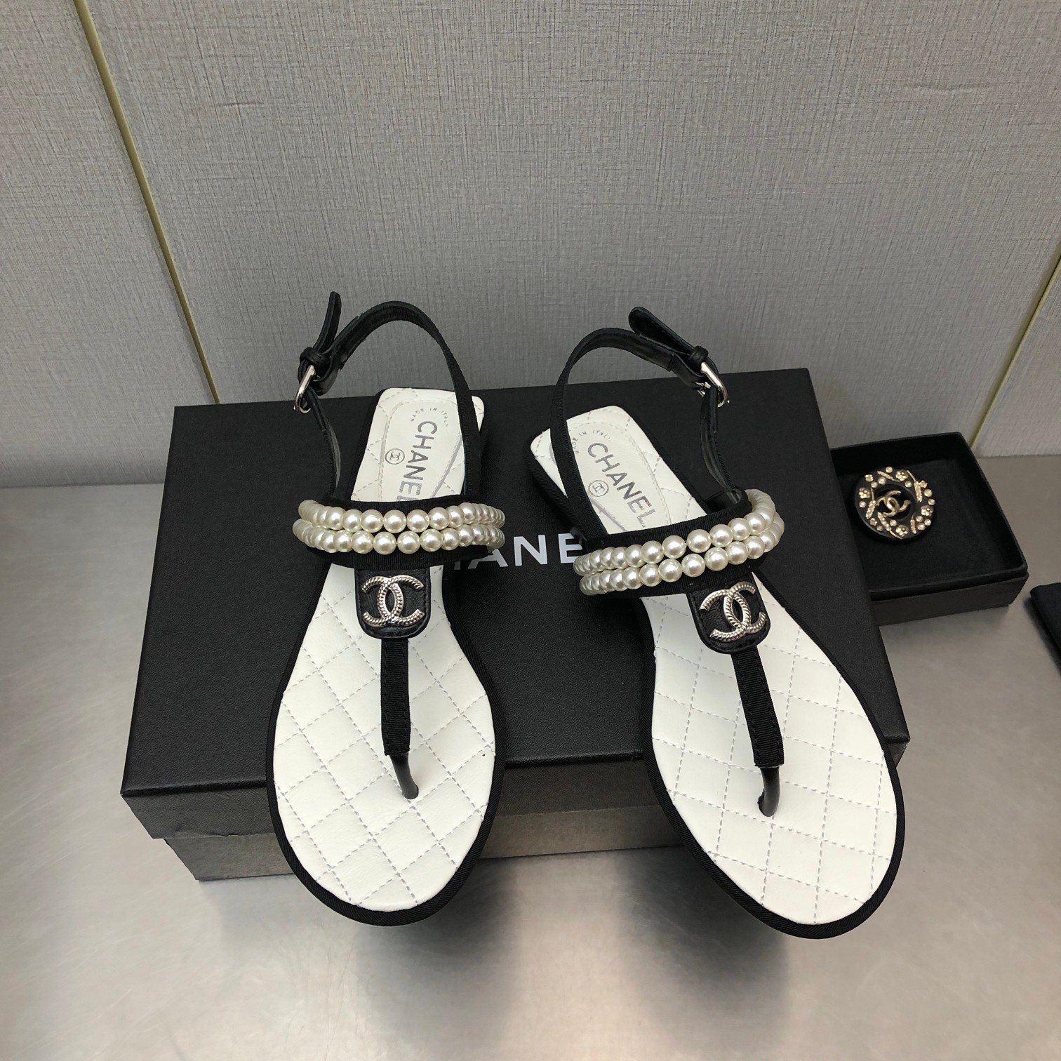 [TOP] CHANEL Flip Sandals with Pearl - 3 Color