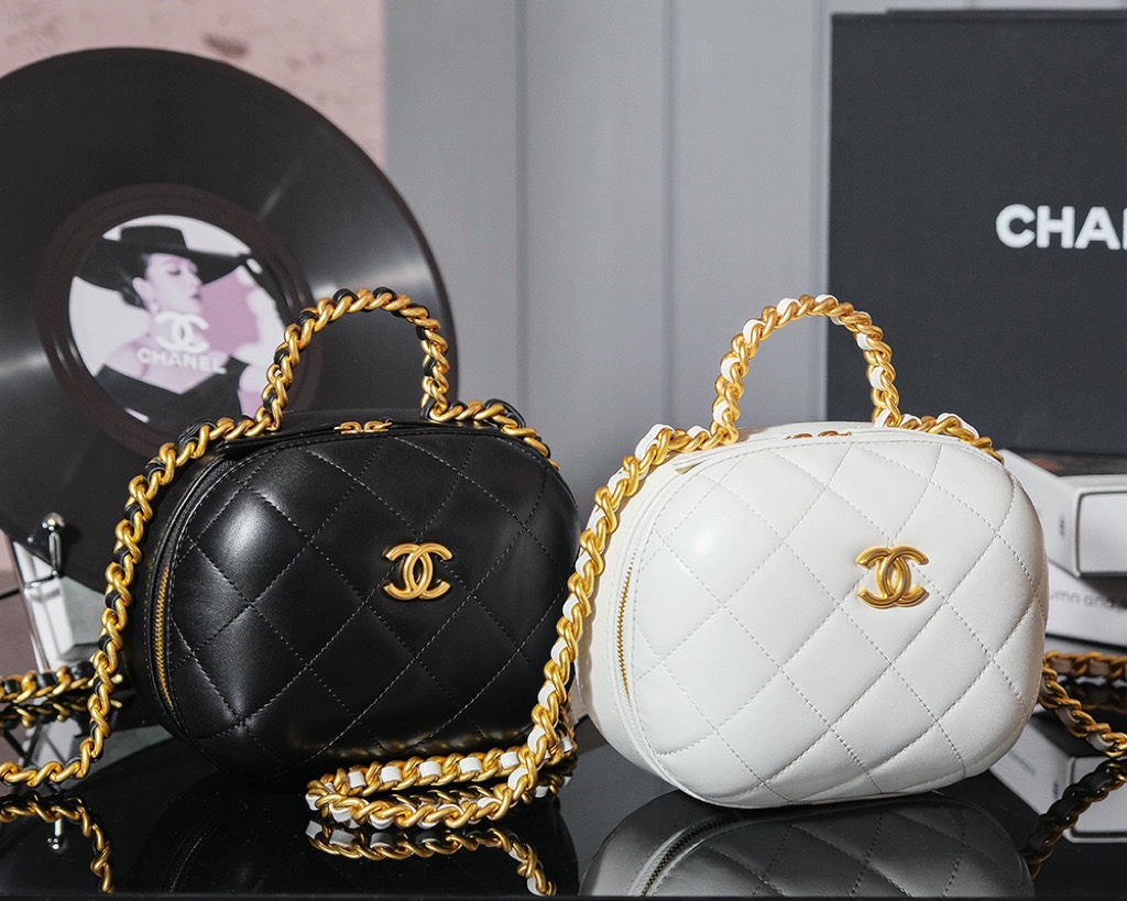 [TOP] CHANEL Lambskin Quilted Small CC Bubble Vanity Case Bag 13.5x16.5x10.5 cm - 2 Colors