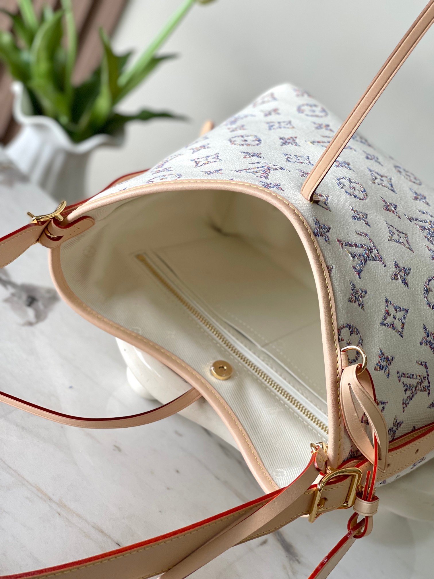 [TOP] Louis Vuitton LV  Carryall  PM Bag 29x24x12cm - White