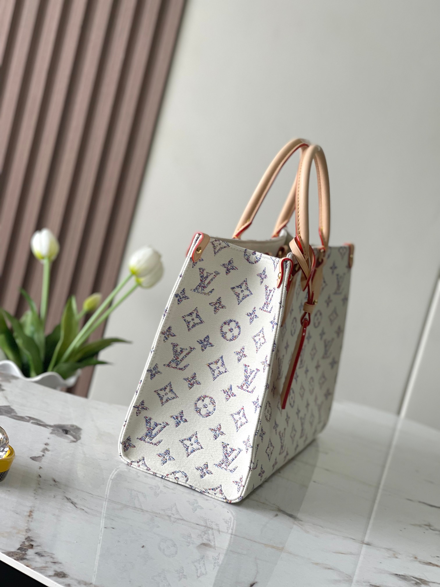 [TOP] Louis Vuitton LV On The Go MM Bag 35 x 27 x 14 cm- White
