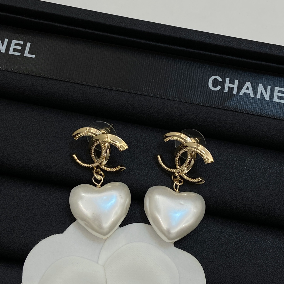 [TOP] CHANEL Pearl Earrings - Gold&White