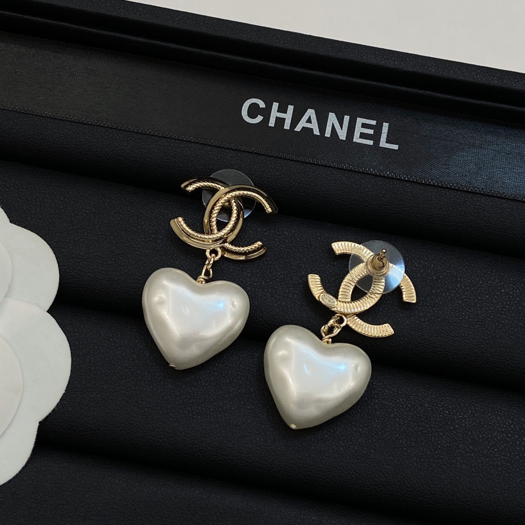[TOP] CHANEL Pearl Earrings - Gold&White