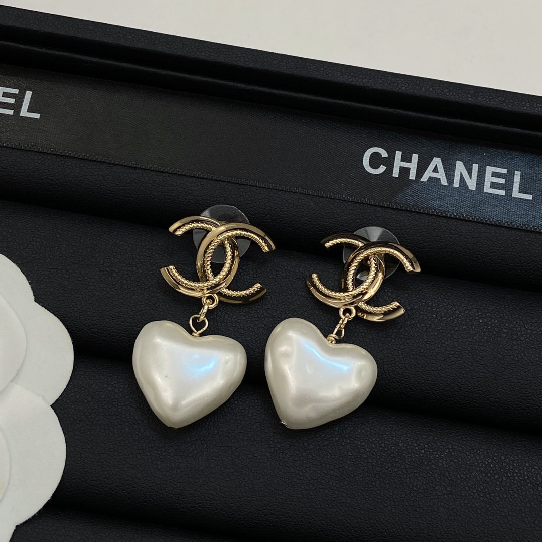 [TOP] CHANEL Pearl Earrings - Gold&White