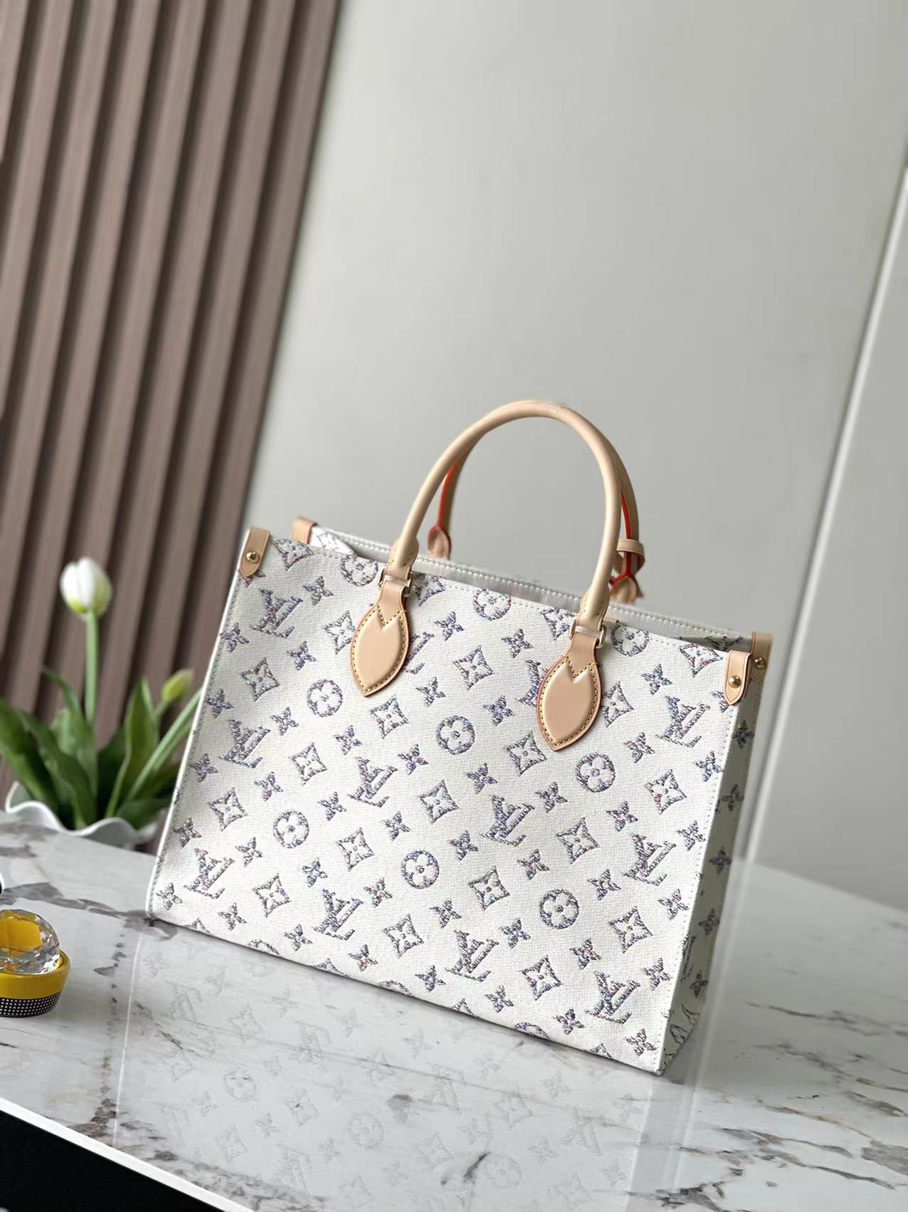 [TOP] Louis Vuitton LV On The Go MM Bag 35 x 27 x 14 cm- White