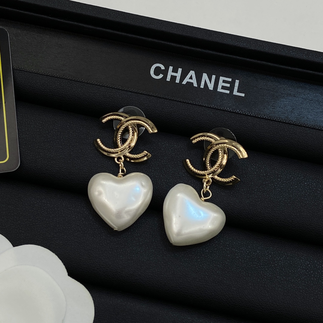 [TOP] CHANEL Pearl Earrings - Gold&White