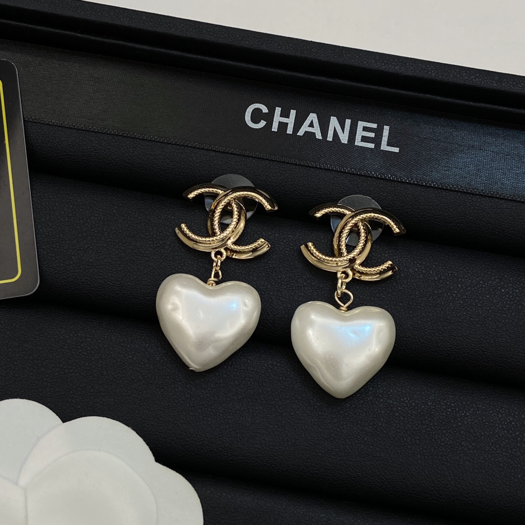 [TOP] CHANEL Pearl Earrings - Gold&White