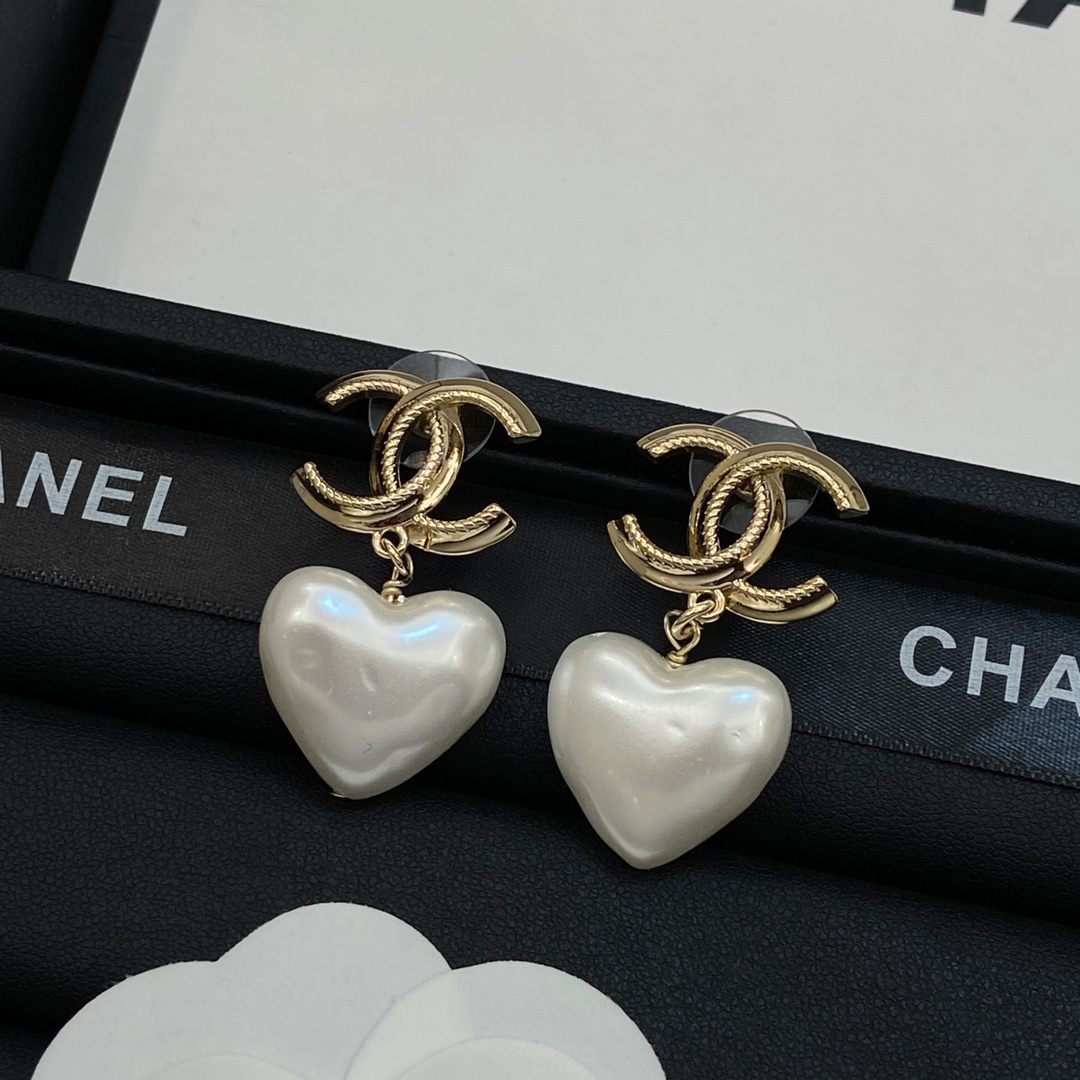 [TOP] CHANEL Pearl Earrings - Gold&White
