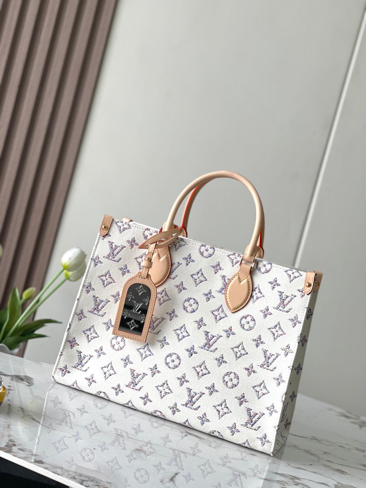 [TOP] Louis Vuitton LV On The Go MM Bag 35 x 27 x 14 cm- White