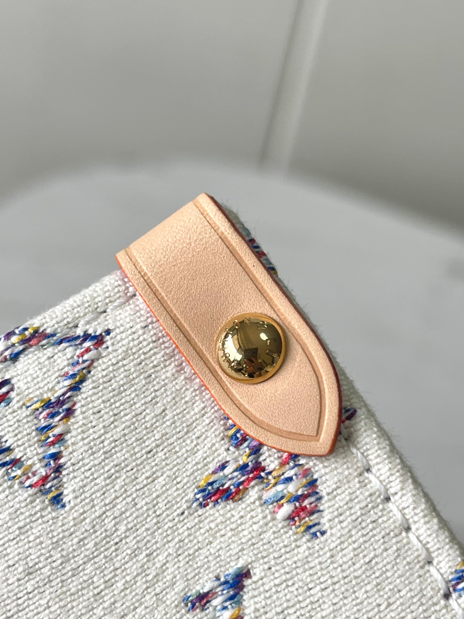 [TOP] Louis Vuitton LV On The Go MM Bag 35 x 27 x 14 cm- White