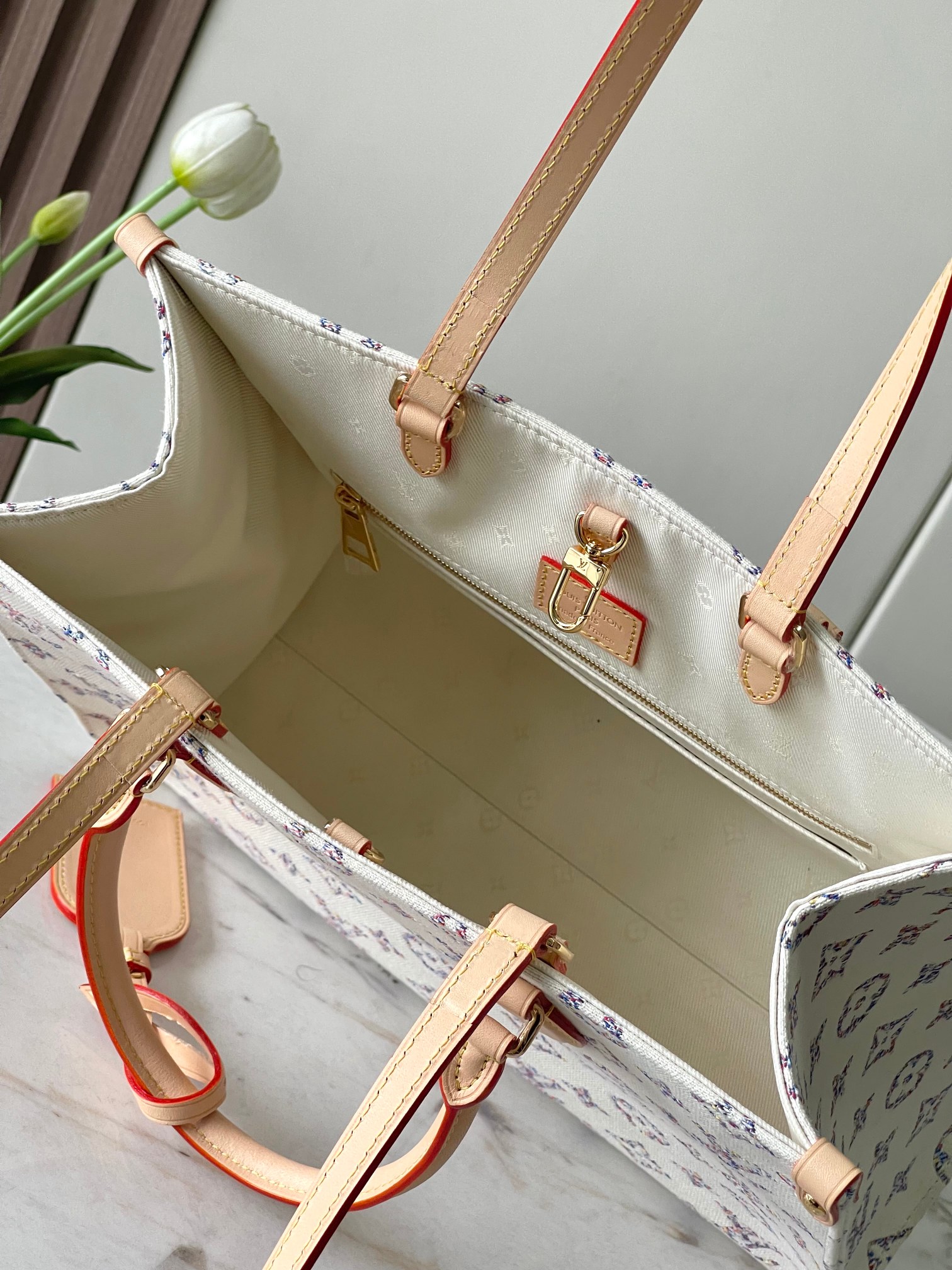 [TOP] Louis Vuitton LV On The Go MM Bag 35 x 27 x 14 cm- White