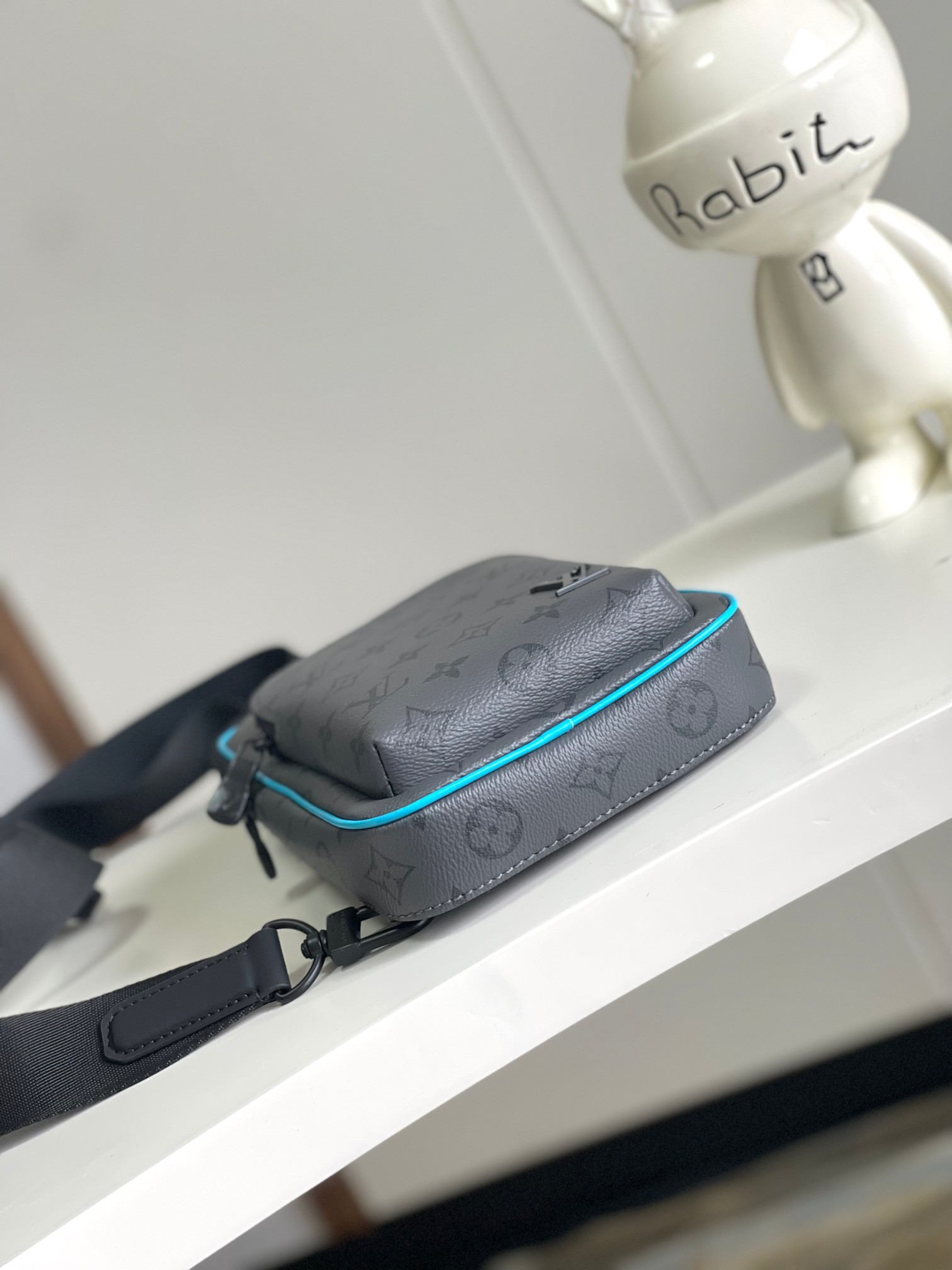 [TOP] Louis Vuitton LV Avenue Slingbag PM 16 x 33 x 5.7cm-Black