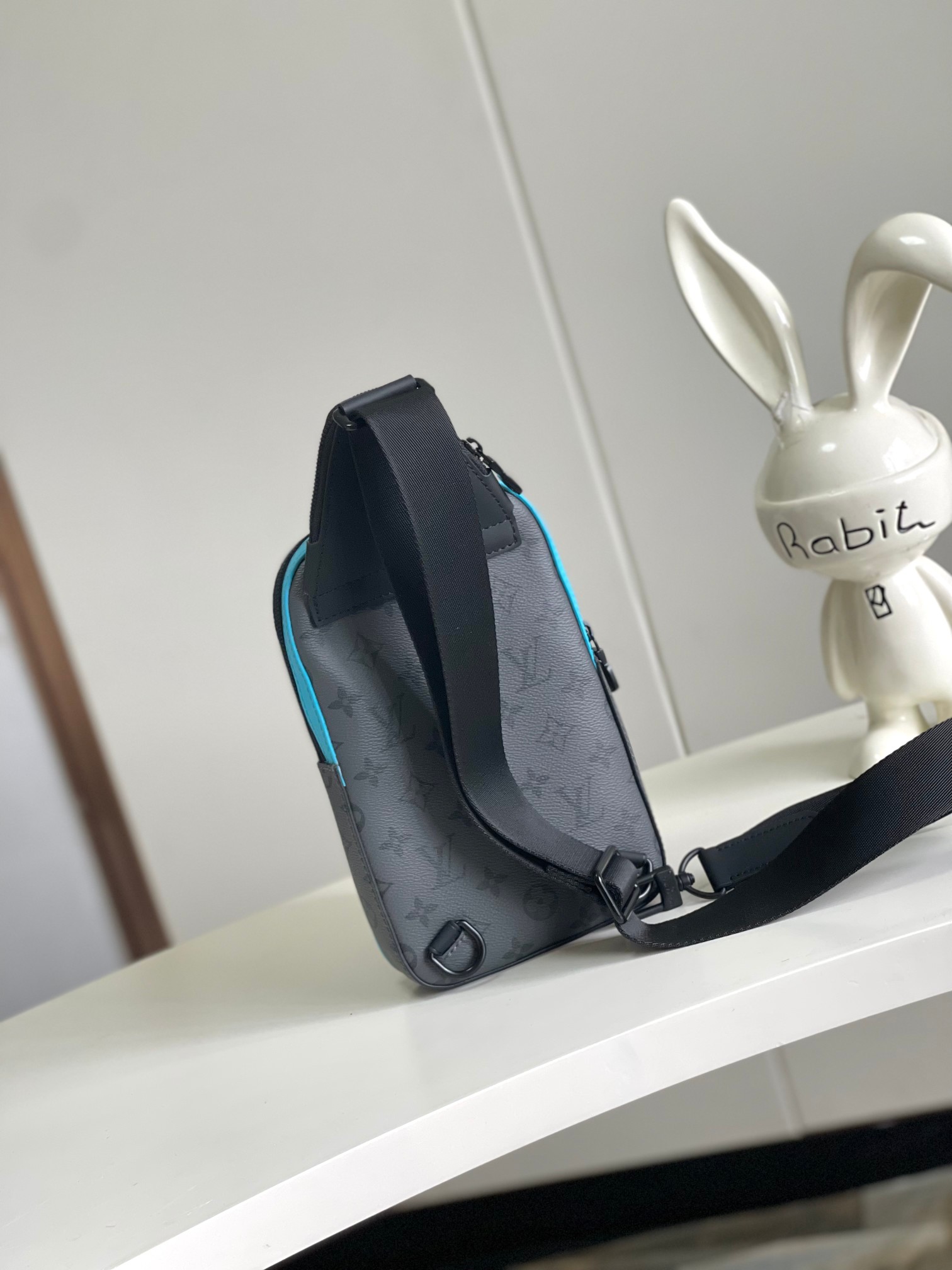 [TOP] Louis Vuitton LV Avenue Slingbag PM 16 x 33 x 5.7cm-Black