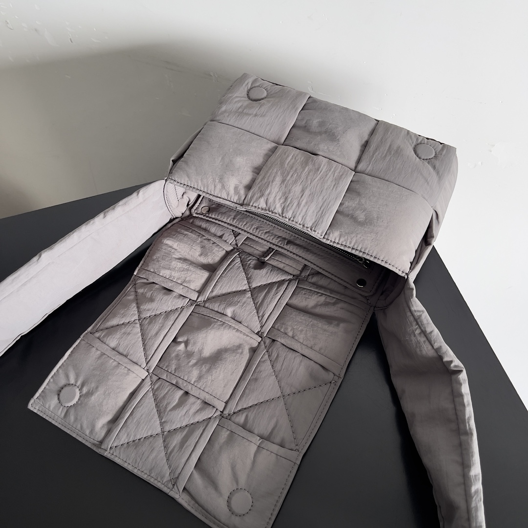 [TOP] Bottega Veneta BV Padded Tech Cassette Bag 23x14x7.5cm - Gray
