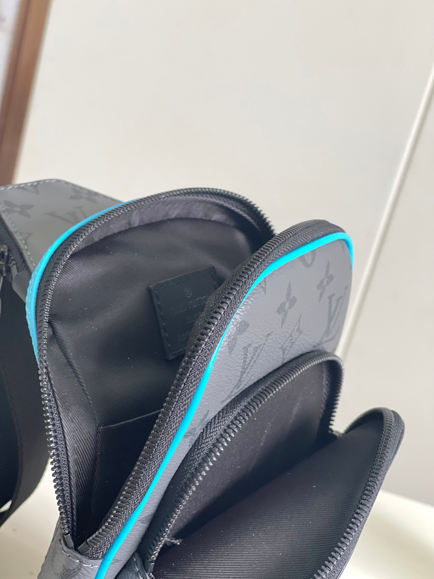 [TOP] Louis Vuitton LV Avenue Slingbag PM 16 x 33 x 5.7cm-Black