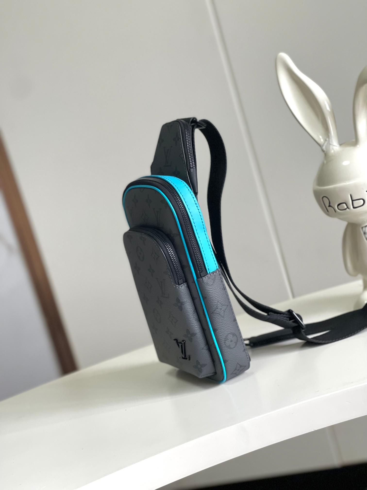 [TOP] Louis Vuitton LV Avenue Slingbag PM 16 x 33 x 5.7cm-Black