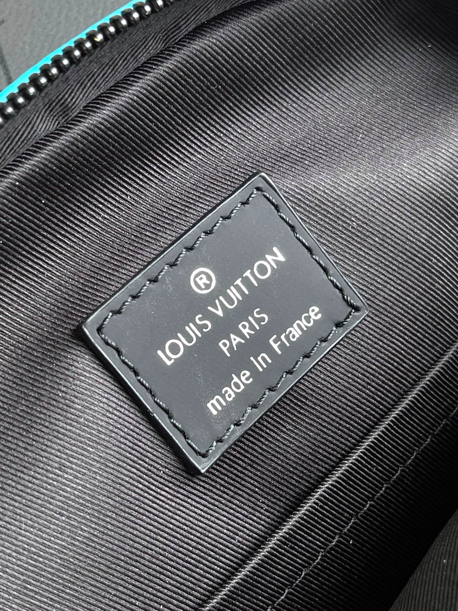 [TOP] Louis Vuitton LV Avenue Slingbag PM 16 x 33 x 5.7cm-Black