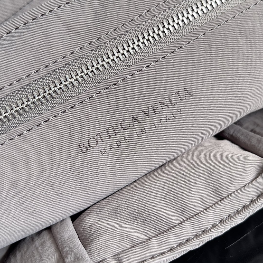 [TOP] Bottega Veneta BV Padded Tech Cassette Bag 23x14x7.5cm - Gray