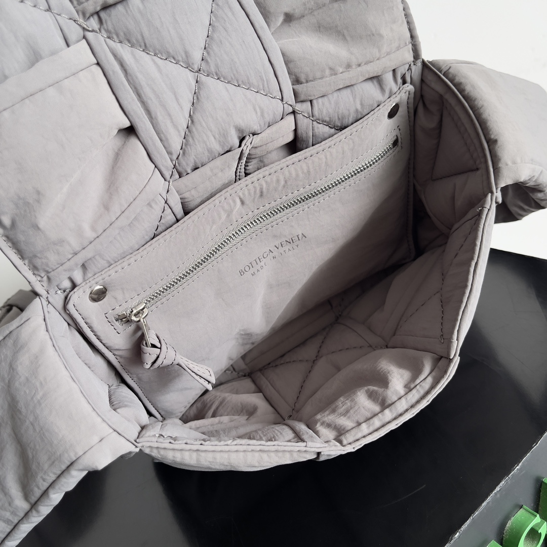 [TOP] Bottega Veneta BV Padded Tech Cassette Bag 23x14x7.5cm - Gray