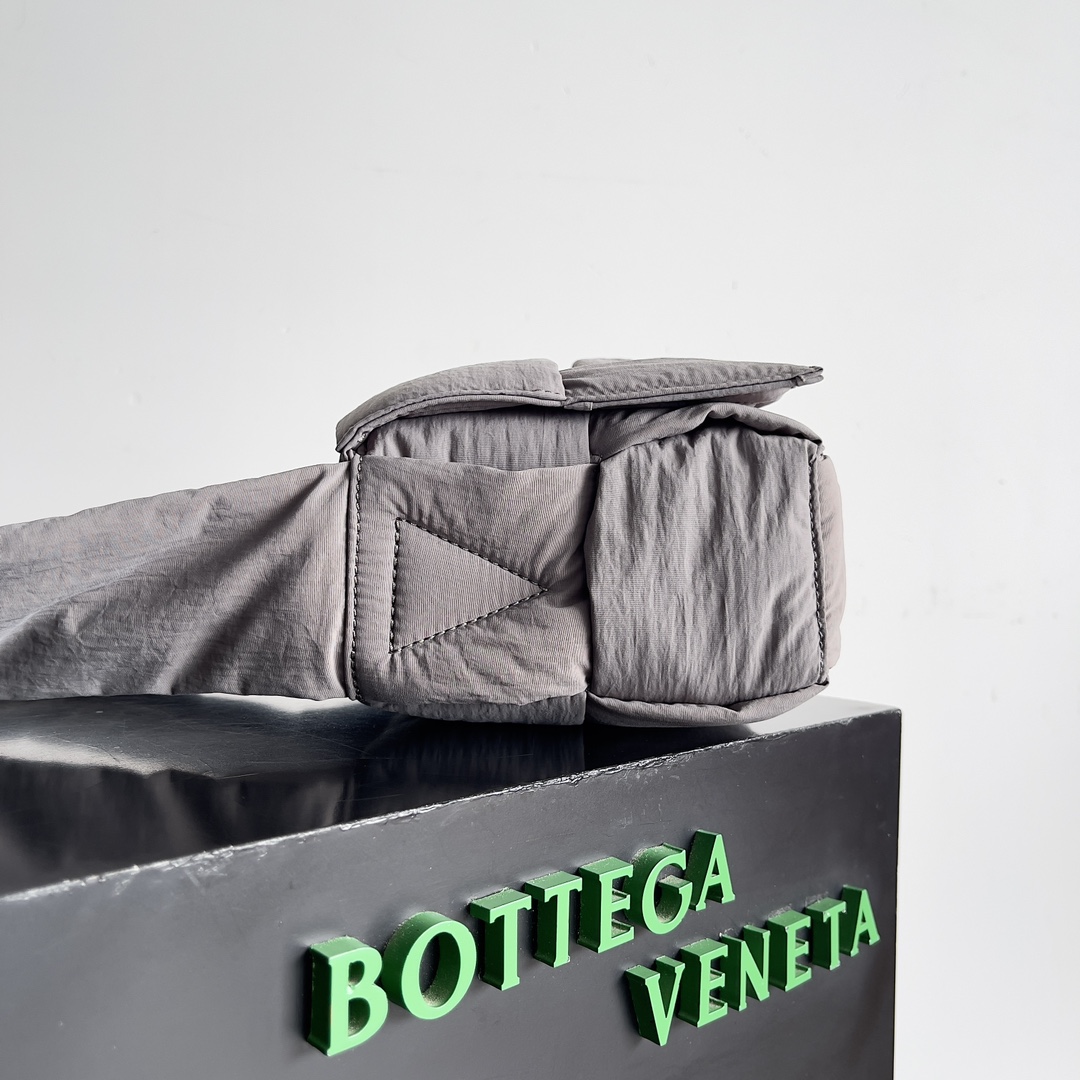 [TOP] Bottega Veneta BV Padded Tech Cassette Bag 23x14x7.5cm - Gray