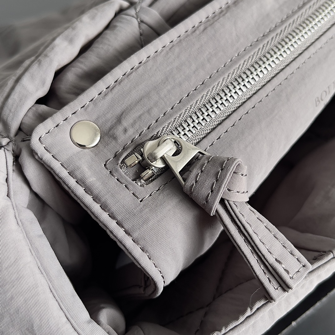 [TOP] Bottega Veneta BV Padded Tech Cassette Bag 23x14x7.5cm - Gray
