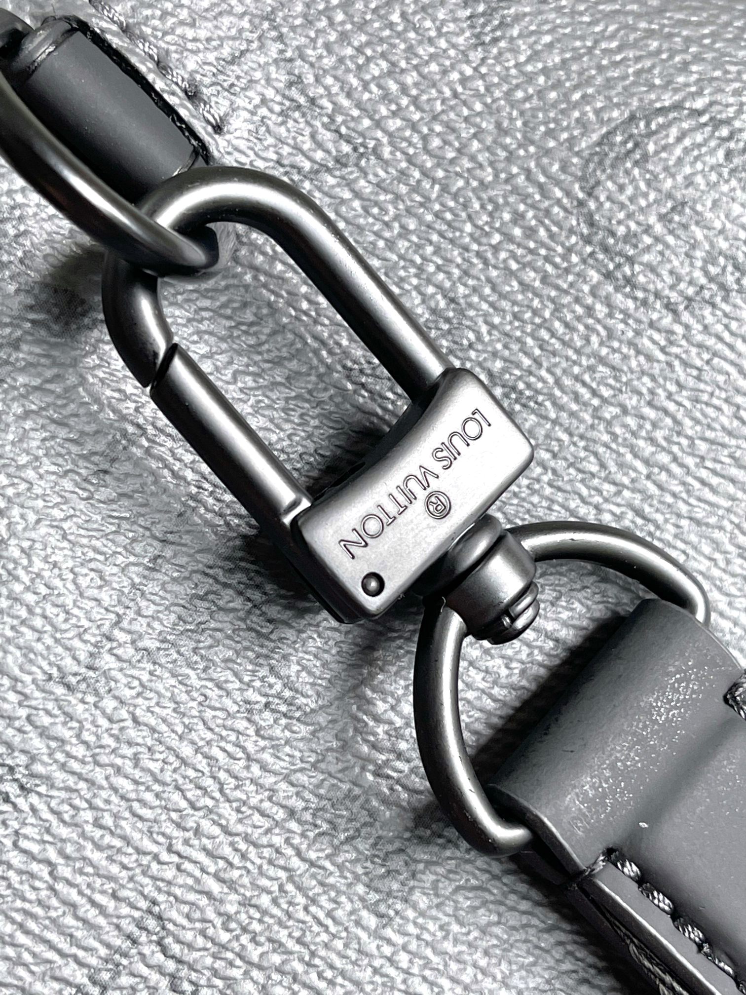 [TOP] Louis Vuitton LV Avenue Slingbag PM 16 x 33 x 5.7cm-Black