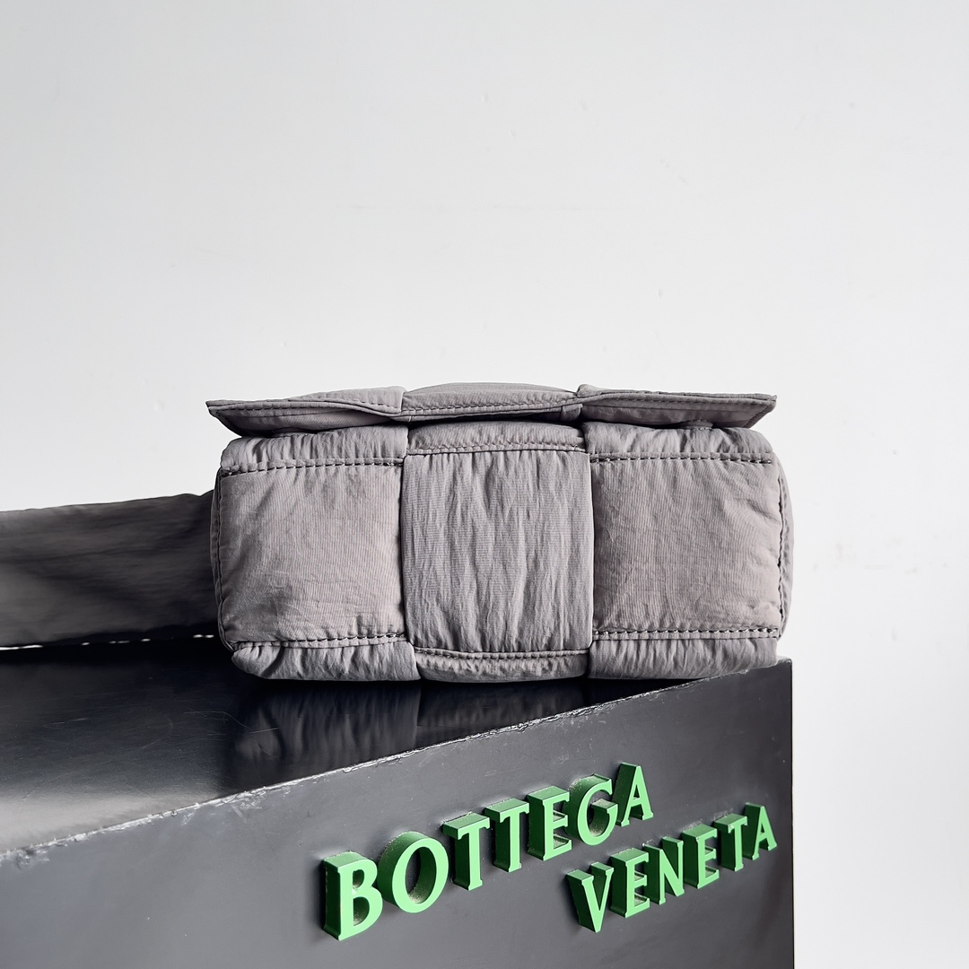 [TOP] Bottega Veneta BV Padded Tech Cassette Bag 23x14x7.5cm - Gray