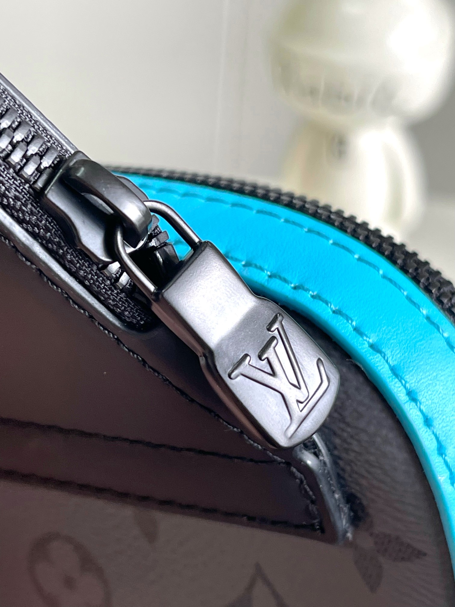 [TOP] Louis Vuitton LV Avenue Slingbag PM 16 x 33 x 5.7cm-Black