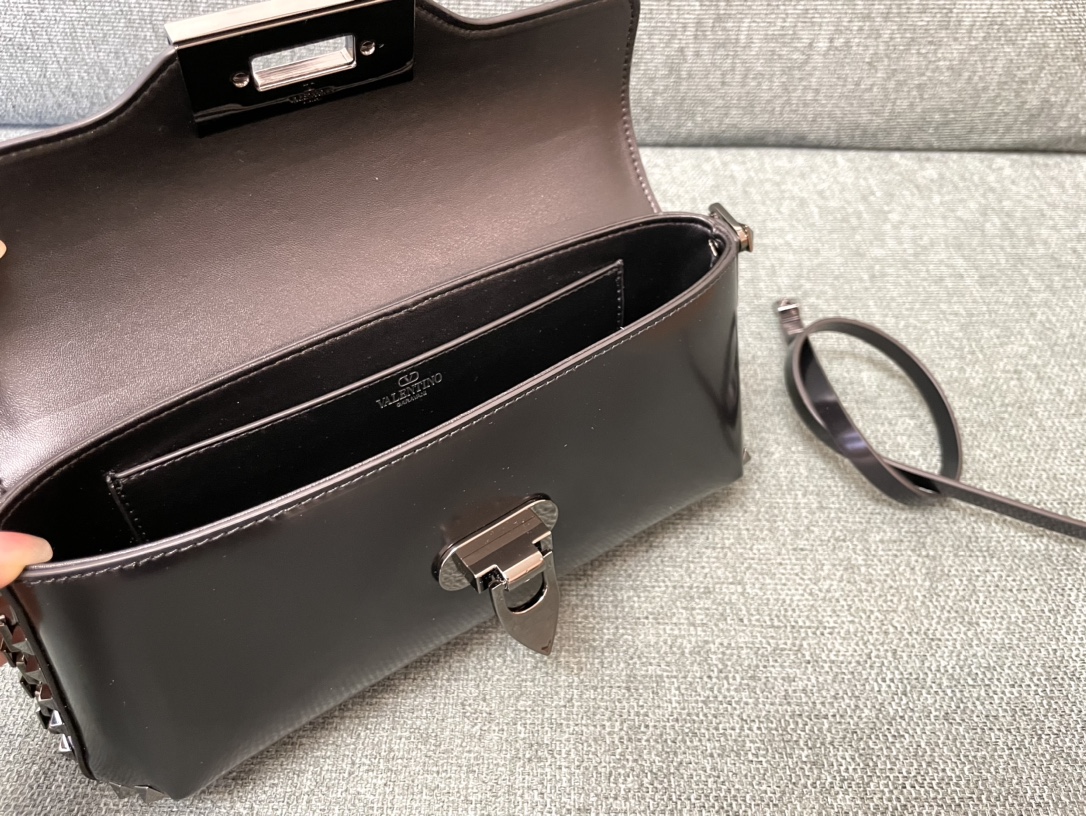 [TOP] VALENTINO Rockstud Cowhide Bag 26x13x7cm - 4 Colour