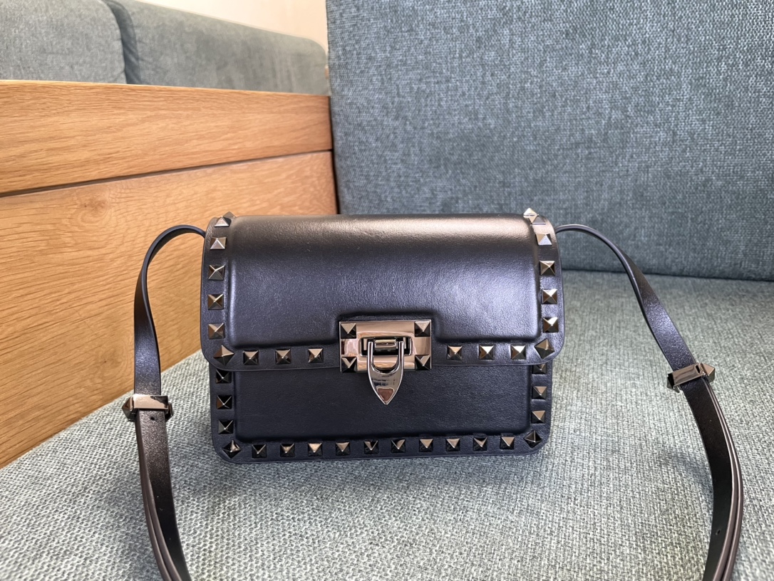 [TOP] VALENTINO Garavani Rockstud Cowhide Bag 23x13x9cm/18.5x12x8cm - 3 Colour