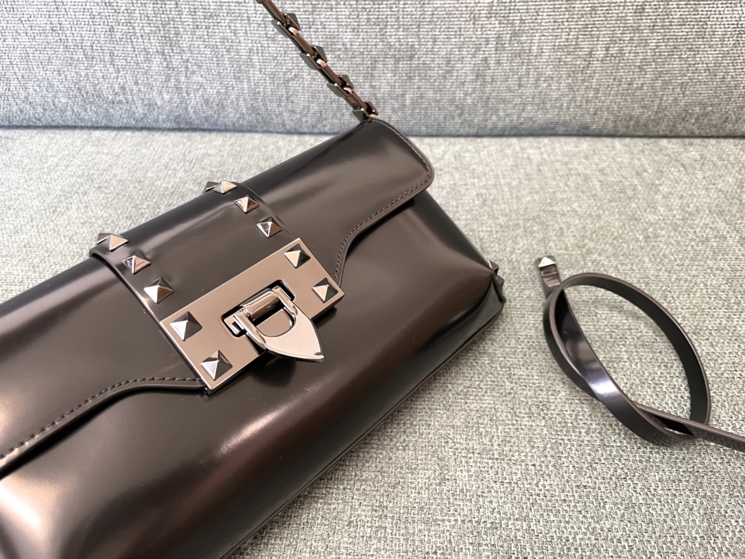 [TOP] VALENTINO Rockstud Cowhide Bag 26x13x7cm - 4 Colour