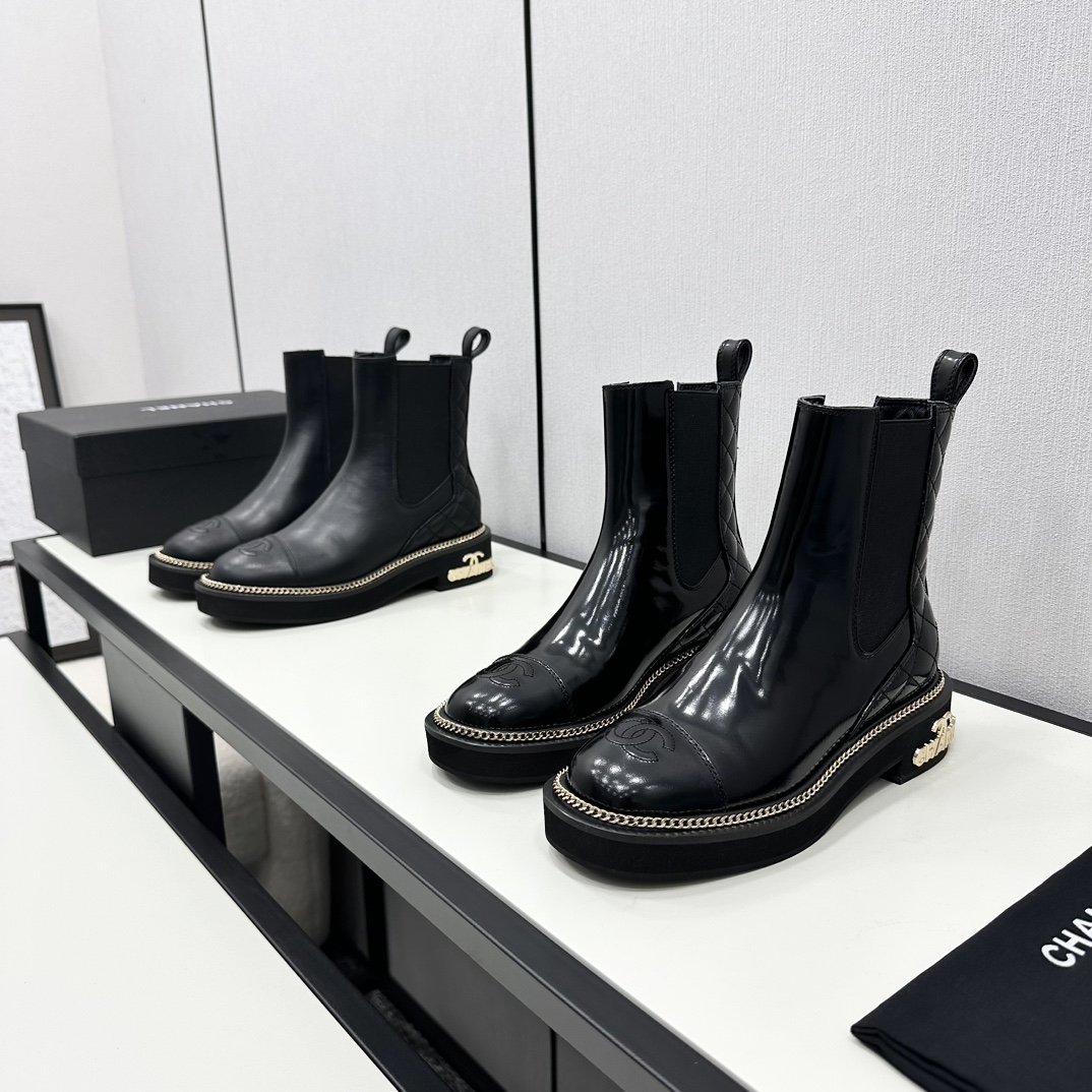 [TOP] CHANEL Short Boots with CC Logo - Black