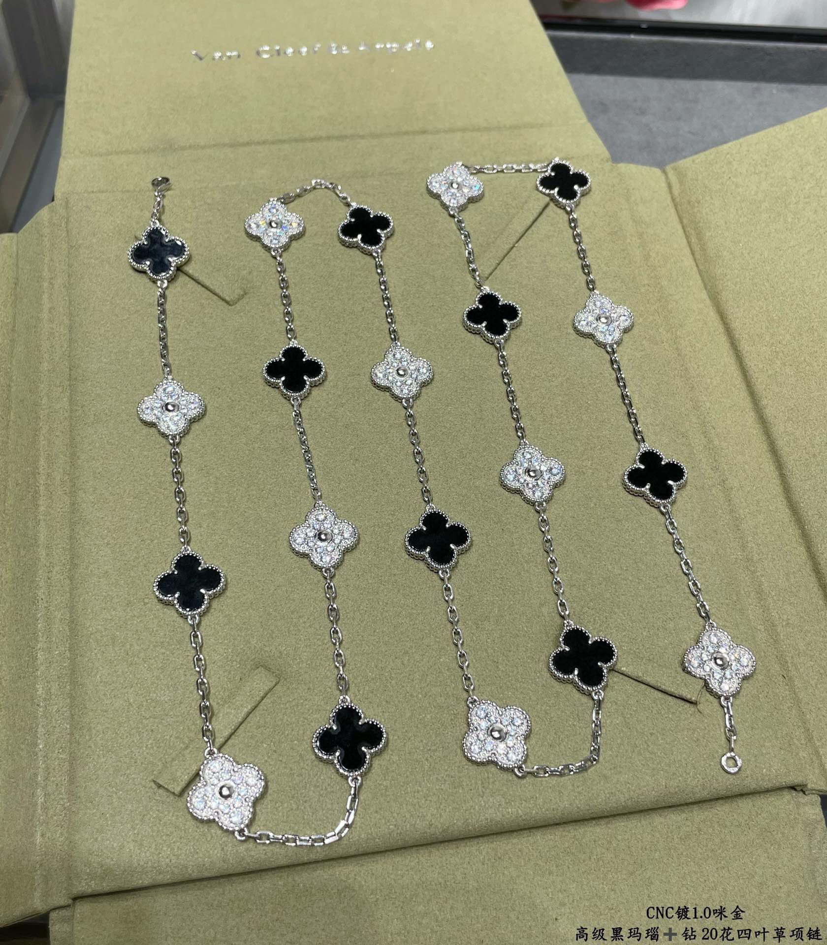 [TOP] Van Cleef & Arpels Long Necklace with Flowers - Black & Silver